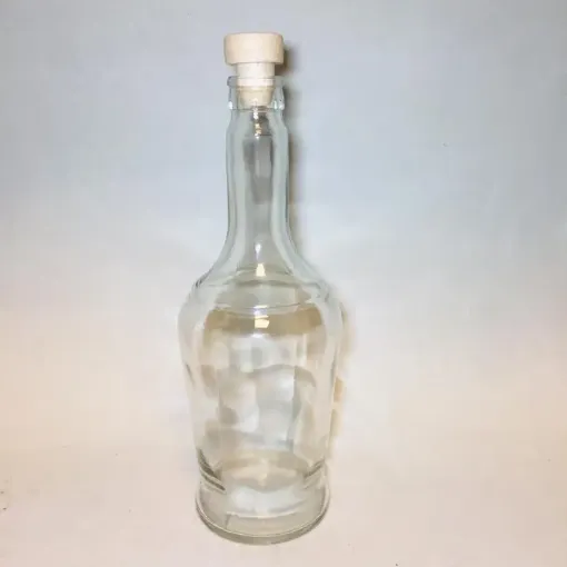 Imagen de Botella de vidrio de licor Viena de 750ml. de 8.5*26.5cms. con tapon de corcho hongo integral sintetico