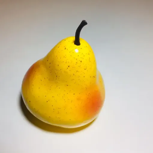 Imagen de Fruta y verdura grande de plastico modelo pera amarilla de 10x8cms
