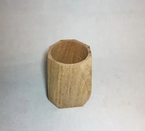 Imagen de Mate de madera de algarrobo de 7*9cms. con forma geometrica chico
