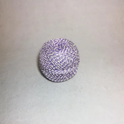 Imagen de Ovillo de hilo de algodon color lila combinado con crudo de 35grs.=70mts.
