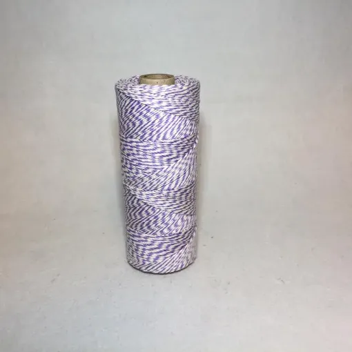 Imagen de Cono de hilo de algodon color lila combinado con crudo de 150grs.=300mts.