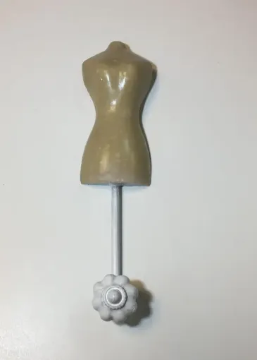 Imagen de Percha de hierro vintage con tirador y maniqui de resina de 24cms.