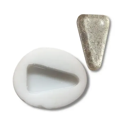Imagen de Molde de silicona para resina modelo A008 dije piramidal de 2.5*4.5cms.