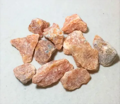 Imagen de Piedras semi preciosas Calcita Naranja en bruto piedras de 2 a 4cms. en paquete de 100grs.