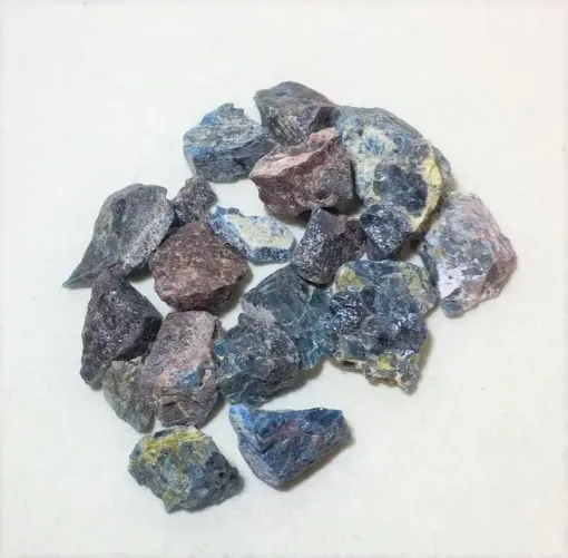 Imagen de Piedras semi preciosas Apatita en bruto piedras de 2 a 4cms. en paquete de 100grs.