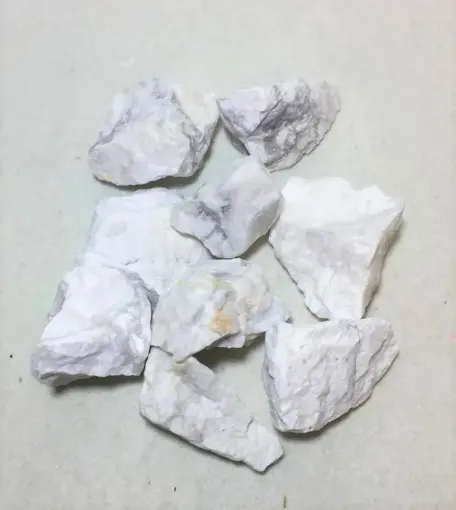 Imagen de Piedras semi preciosas Howlita en bruto piedras de 2 a 3cms. en paquete de 100grs.