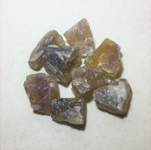 Imagen de Piedras semi preciosas Fluorita en bruto piedras de 1 a 2cms. en paquete de 100grs.