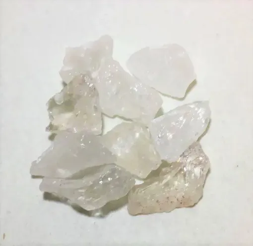 Imagen de Piedras semi preciosas Cuarzo Cristal en bruto piedras de 3 a 4cms aprox en paquete de 100grs.