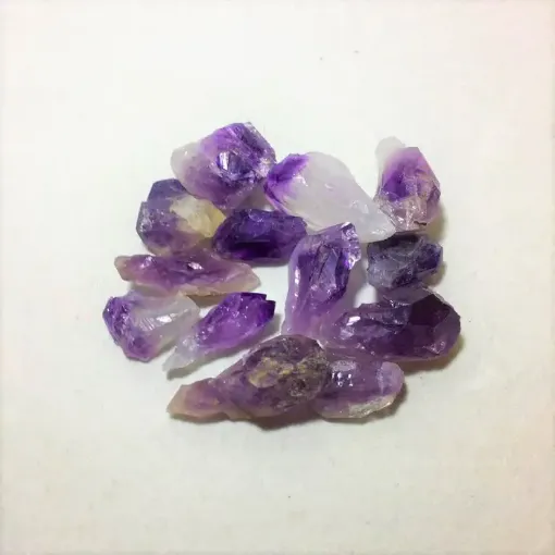 Imagen de Piedras semi preciosas Amatista en bruto puntas de 2 a 3cms en paquete de 100grs