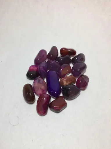 Imagen de Piedras semi preciosas Agata Violeta rolada piedras de 2 a 2.5cms. en paquete de 100grs.
