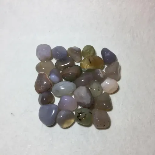 Imagen de Piedras semi preciosas Agata Natural Clara rolada piedras de 1.5 a 2cms. en paquete de 100grs.