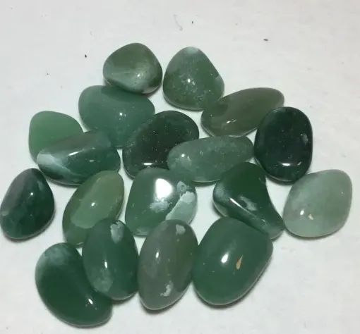 Imagen de Piedras semi preciosas Cuarzo Verde rolado piedras grandes de 2 a 3cms en paquete de 100grs.