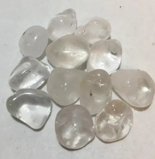 Imagen de Piedras semi preciosas Cuarzo Cristal rolado piedras grandes de 2 a 3cms en paquete de 100grs.
