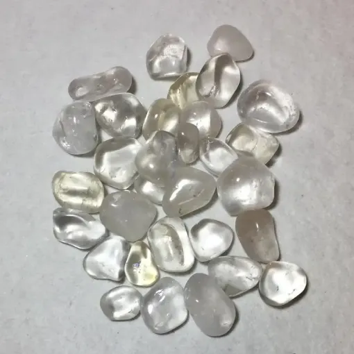 Imagen de Piedras semi preciosas Cuarzo Cristal rolado piedras medianas de 1 a 2cms en paquete de 100grs.