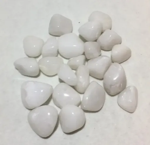 Imagen de Piedras semi preciosas Cuarzo Blanco lechoso rolado piedras de 1.5 a 2cms. en paquete de 100grs.