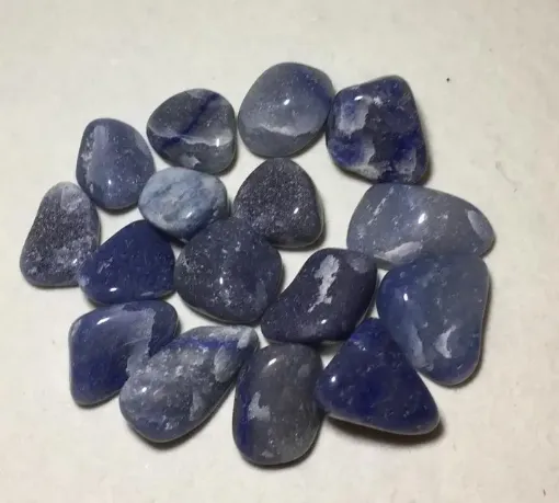 Imagen de Piedras semi preciosas Cuarzo Azul rolado piedras de 2 a 2.5cms. en paquete de 100grs.