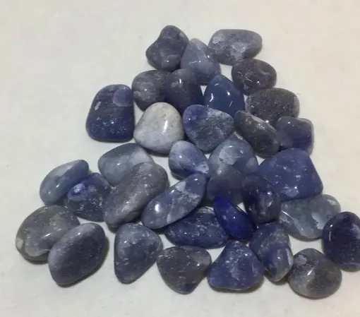 Imagen de Piedras semi preciosas Cuarzo Azul rolado piedras de 1.5 a 2cms. en paquete de 100grs.