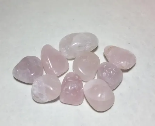 Imagen de Piedras semi preciosas Cuarzo Rosa rolado piedras de 2.5 a 3.5cms. aprox. en paquete de 100grs.