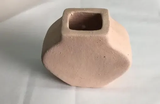 Imagen de Florero de ceramica de molde chato chico  No.14a de 11x6x11cms