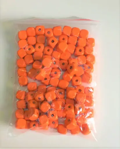 Imagen de Cuentas de madera cubo de 10mms por 50grs=100 unidades aprox color Naranja