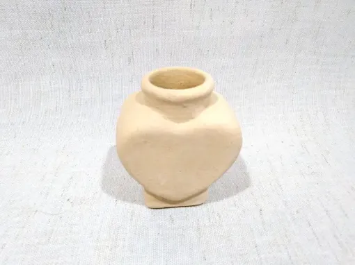 Imagen de Botella de ceramica forma corazon (6*4)7cms.
