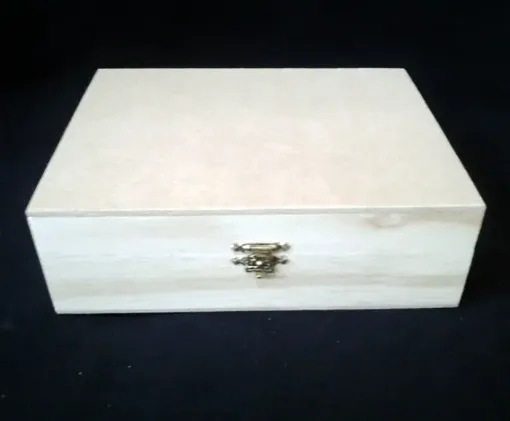 Imagen de Caja de madera de pino rectangular de madera de pino y tapa de MDF con bisagras con broche (20*30)7cms.