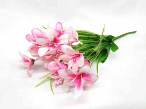 Imagen de Ramo de flores silvestres con pasto artificial de 27cms color Rosado con blanco