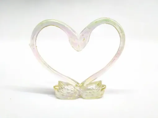 Imagen de Souvenir de plastico cisne corazon iris de 7*7cms.