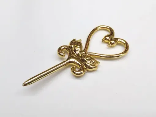 Imagen de Souvenir pincho de plastico cisnes corazon color oro de 3*8cms.