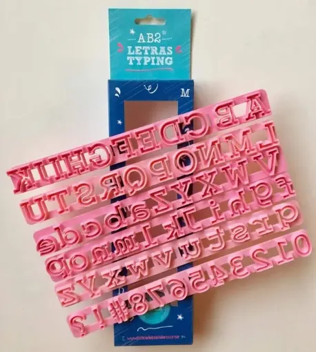 Imagen de Set de cortantes plastico Letras TYPING mayusculas y minusculas, numeros y simbolos de 2cms.LA BOTIC