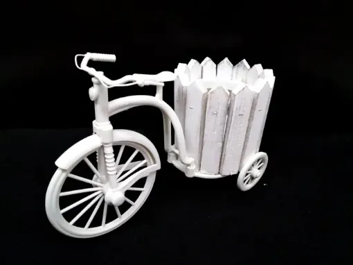 Imagen de Bicicleta de plastico blanca con cajon de madera redondo blanco de 23*17cms.