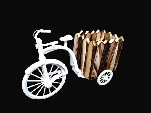 Imagen de Bicicleta de plastico blanca con cajon de madera marron de 25*17cms.