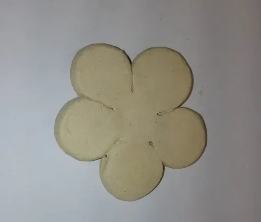 Imagen de Pieza mini de ceramica flor 5 petalos de 5*5cms.
