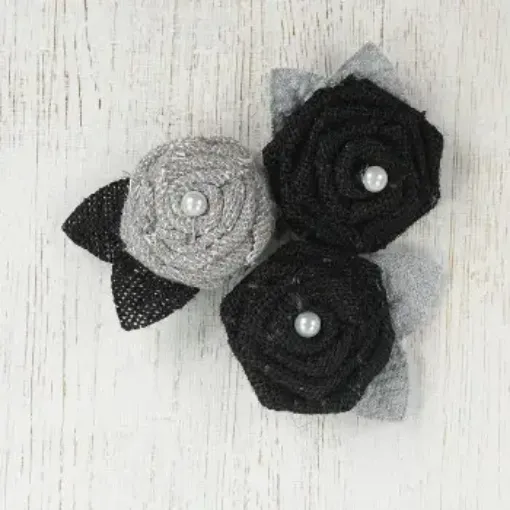 Imagen de Apliques "Little Birdie" Rosas de 6cms. con hojas de arpillera y centro perla color gris y negro *3 