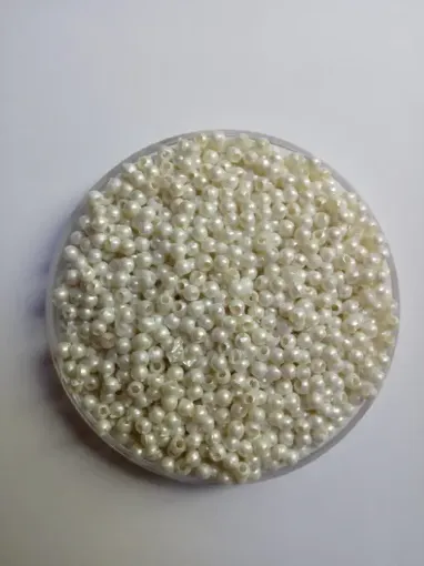 Imagen de Perlas con agujero sueltas de color blanco perlado en paquete de 25grs medida 3mms
