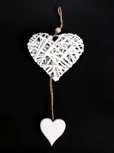 Imagen de Adorno corazon macizo de mimbre de 15x38cms con colgante corazon de madera de 6cms color blanco