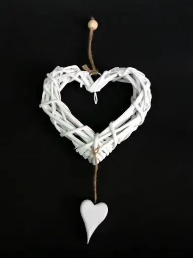 Imagen de Adorno corazon hueco de mimbre de 15x38cms con colgante corazon de madera de 6cms color blanco