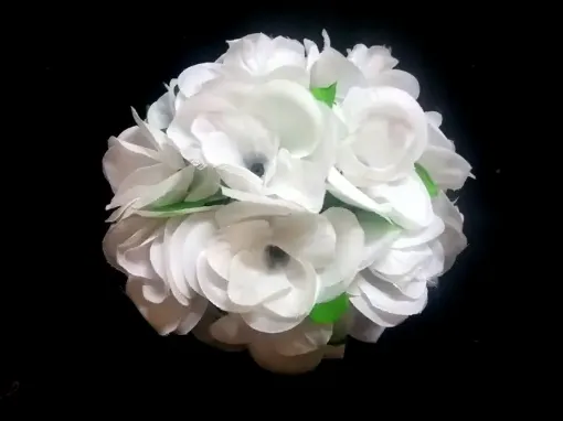 Imagen de Esfera de flores de 18cms. De color blanco