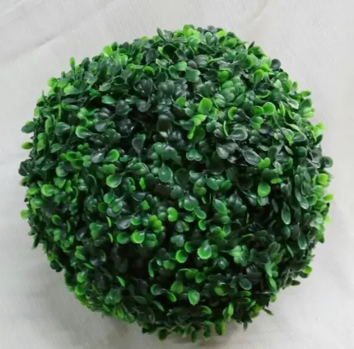 Imagen de Esfera de pasto artificial tipo trebol de 34 cms.