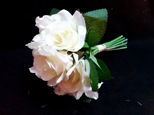 Imagen de Bouquet mixto de rosas con orquideas D99 color blanco