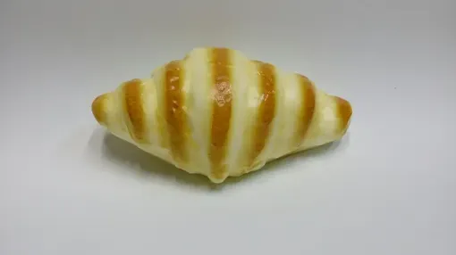 Imagen de Pan croissant de plastico de 16*9cms.