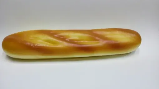 Imagen de Pan baguette de plastico de 27*6cms.