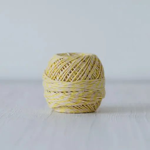 Imagen de Ovillo de hilo de algodon color amarillo combinado con crudo de 35grs.=70mts.