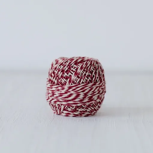 Imagen de Ovillo de hilo de algodon color rojo combinado con crudo de 35grs.=70mts.