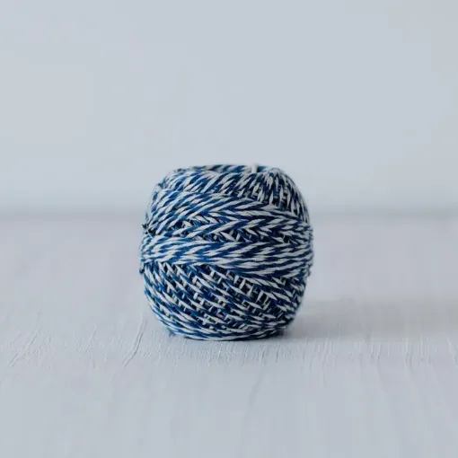 Imagen de Ovillo de hilo de algodon color azul combinado con crudo de 35grs.=70mts.