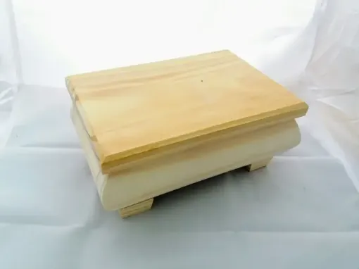 Imagen de Caja bombe con patas de madera de pino de (16*22)10cms.