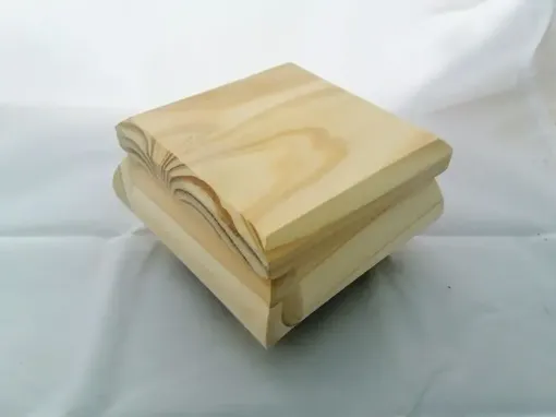 Imagen de Caja bombe con patas de madera de pino de (16*16)10cms.