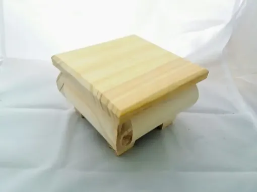 Imagen de Caja bombe con patas de madera de pino de (13*13)8cms.