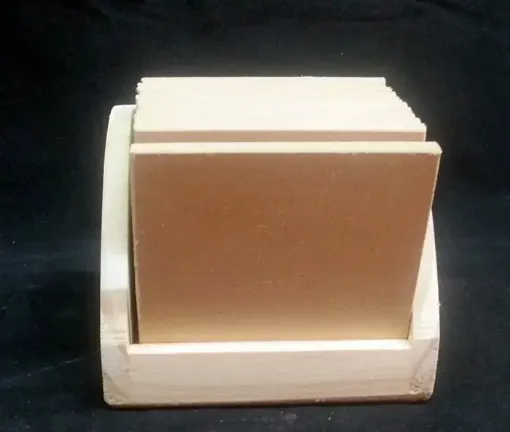 Imagen de Juego de 12 posavasos cuadrados de MDF de 5mms. con soporte de pino