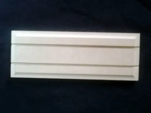 Imagen de Peana base de MDF de 9mm con moldura forma rectangular de 16x6cms con 2 ranuras para cartel
